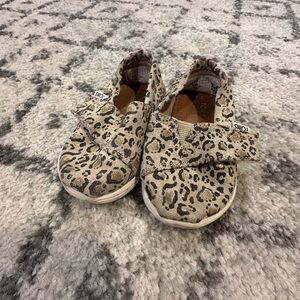 TOMS Kids Leopard Print Slip-On Shoes - Beige cheetah print